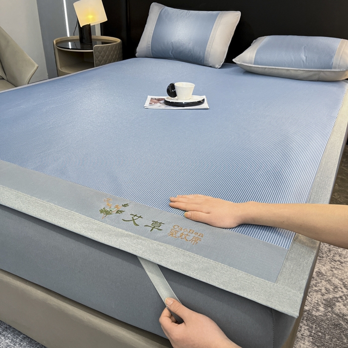 91家纺网 家纺一手货源 找家纺 阿亮家居 2025新款刺绣可水洗碳光冰丝席宽包边无纺布冰丝席艾香系列 艾草千鸟格床席款蓝色