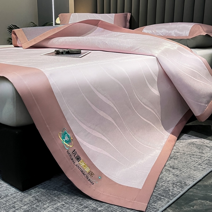 91家纺网 家纺一手货源 找家纺 阿亮家居 2025新款凉席冰丝席三明治宽包边刺绣款粗冰丝凉席 柔美-粉