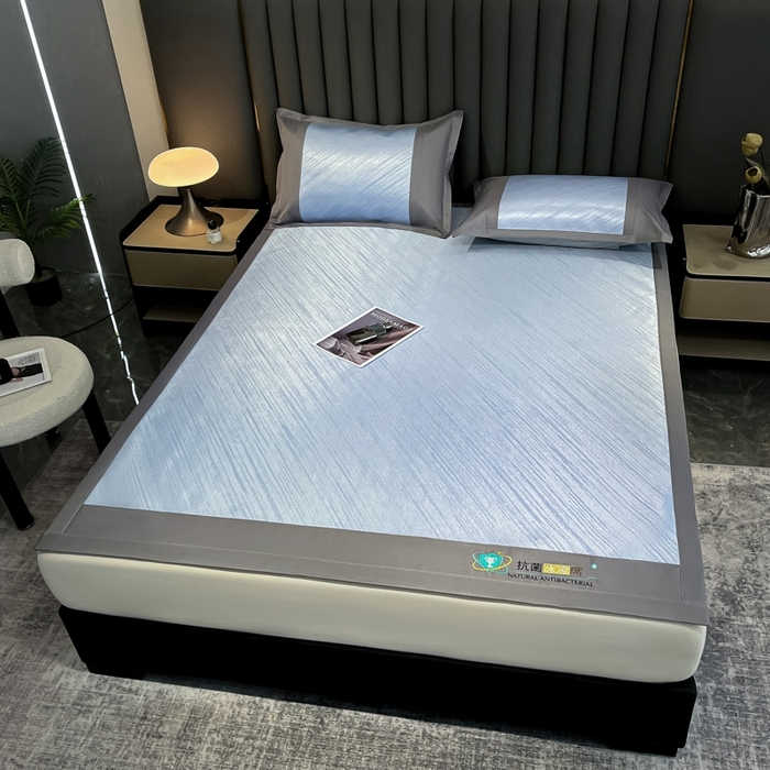 91家纺网 家纺一手货源 找家纺 阿亮家居 2025新款凉席冰丝席三明治宽包边刺绣款粗冰丝凉席 流星雨-紫灰