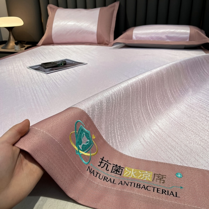 91家纺网 家纺一手货源 找家纺 阿亮家居 2025新款凉席冰丝席三明治宽包边刺绣款粗冰丝凉席 流星雨-粉