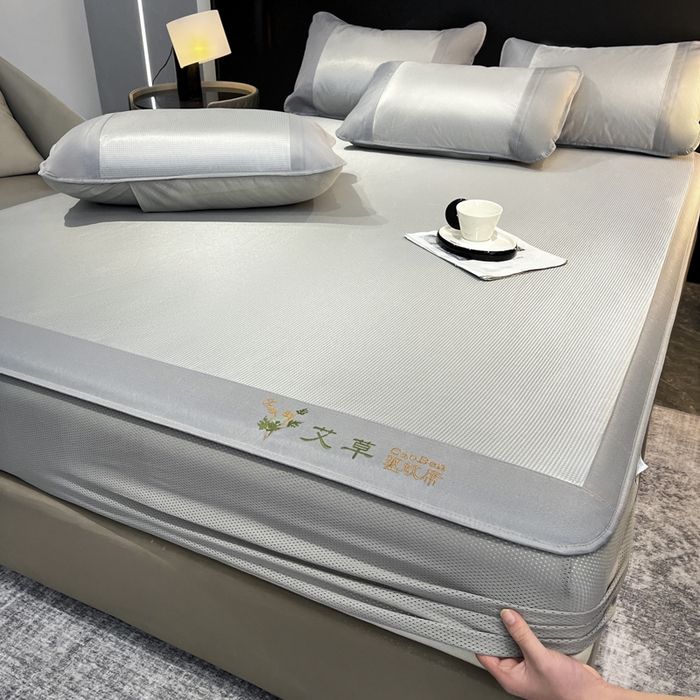 91家纺网 家纺一手货源 找家纺 阿亮家居 2025新款凉席三明治刺绣可水洗碳光冰丝席宽包边艾香系列 艾草千鸟格床笠款灰色