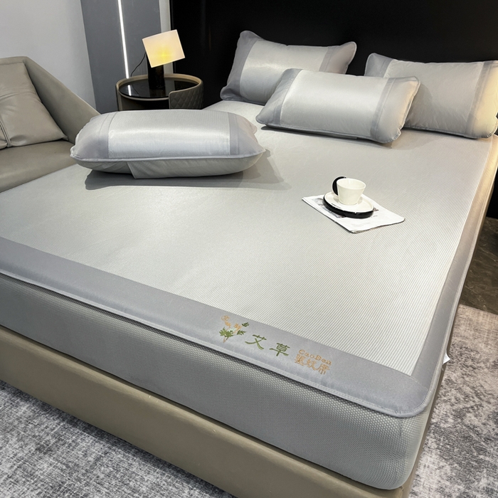 91家纺网 家纺一手货源 找家纺 阿亮家居 2025新款刺绣可水洗碳光冰丝席宽包边无纺布冰丝席艾香系列 艾草千鸟格床笠款灰色