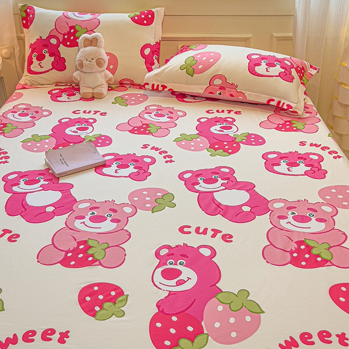 91家纺网 家纺一手货源 找家纺 拾物记 2025新款A类无荧光全喷气全棉12868单床笠 草莓堆堆熊