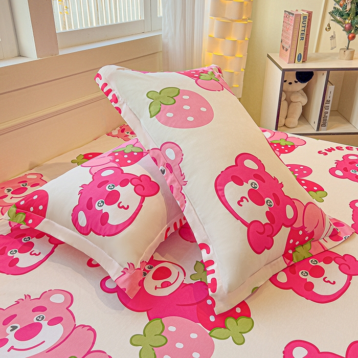 91家纺网 家纺一手货源 找家纺 拾物记 2025新款A类无荧光全喷气全棉12868单枕套 草莓堆堆熊