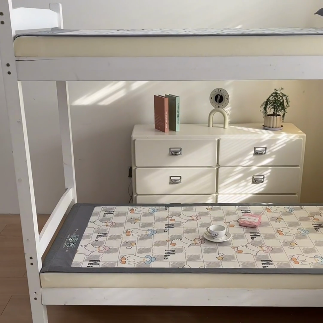 91家纺网 家纺一手货源 找家纺 阿亮家居 2025新款印花冰藤凉席-学生款 可哒鸭