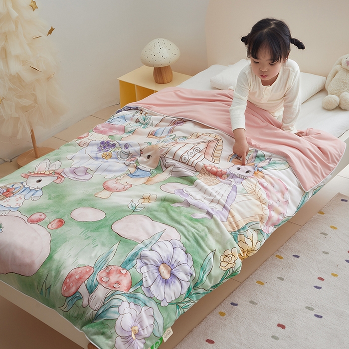 91家纺网 家纺一手货源 找家纺 荷马之梦 2025新款A类原创手绘风针织棉凉感大豆儿童夏被 蘑菇下午茶