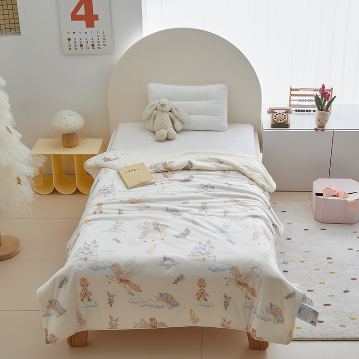 91家纺网 家纺一手货源 找家纺 荷马之梦 2025新款A类原创手绘风针织棉凉感大豆儿童夏被 飞马小王子B