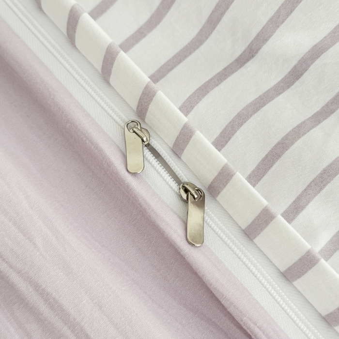 91家纺网 家纺一手货源 找家纺 闲鱼家纺 2025新款时尚亲肤贴布绣毛巾绣条纹四件套-萌趣小熊 条纹浅紫