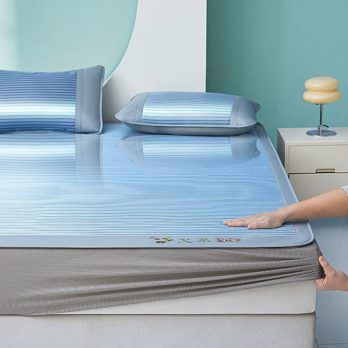 91家纺网 家纺一手货源 找家纺 阿亮家居 2025新款刺绣可水洗碳光冰丝席宽包边无纺布冰丝席艾香系列 艾香冰丝床笠条纹-静谧蓝