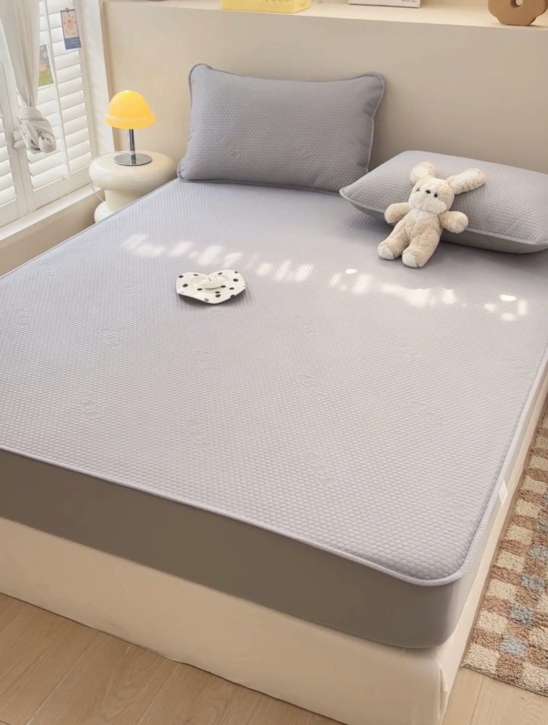 91家纺网 家纺一手货源 找家纺 阿亮家居 2025新款凉席凉豆豆单包边可水席单凉席三件套冰豆豆席 小米粒高级灰床笠款