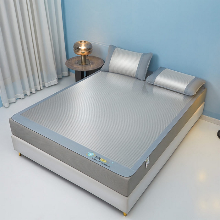 91家纺网 家纺一手货源 找家纺 阿亮家居 2025新款凉席抗菌三明治可水洗碳光冰丝席宽边刺绣冰丝席 素夏 绅士灰-床笠款