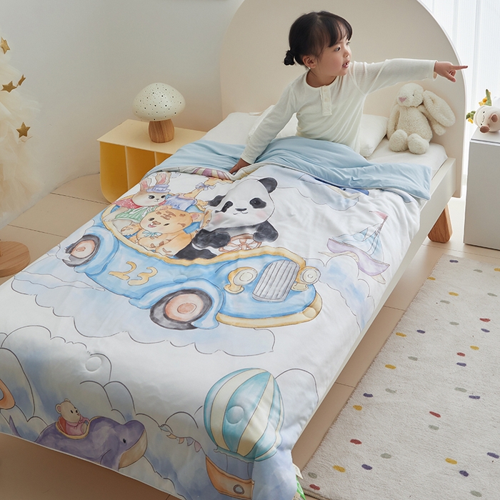 91家纺网 家纺一手货源 找家纺 荷马之梦 2025新款A类原创手绘风针织棉凉感大豆儿童夏被 跑跑小熊猫