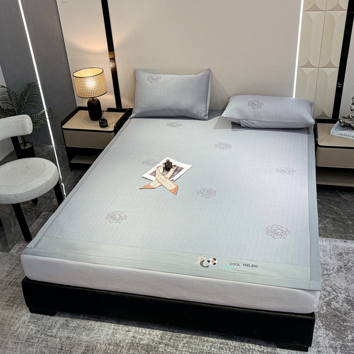 91家纺网 家纺一手货源 找家纺 阿亮家居 2025新款刺绣款凉豆豆凉席 凉豆豆-玫瑰灰色