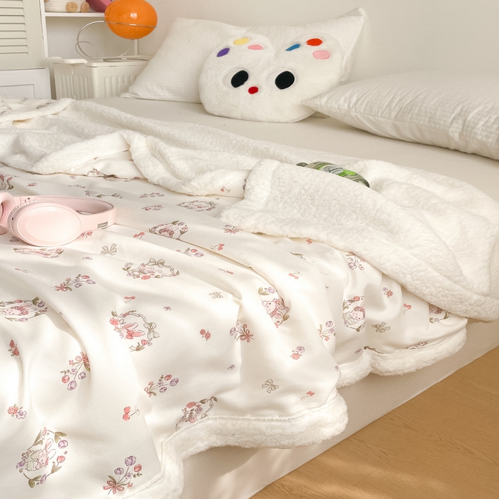 91家纺网 家纺一手货源 找家纺 857家居 2025新款双层针织纱羊羔绒毛毯 梦幻花园