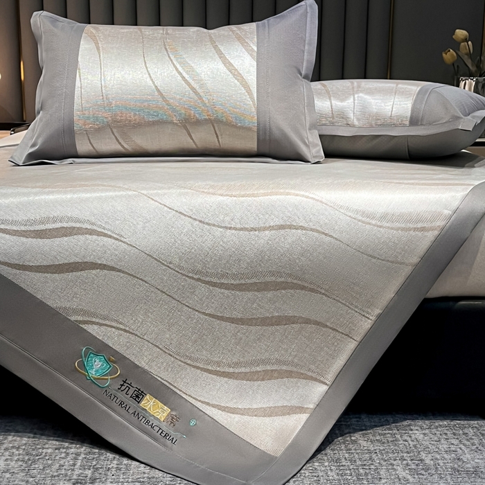 91家纺网 家纺一手货源 找家纺 阿亮家居 2025新款凉席冰丝席三明治宽包边刺绣款粗冰丝凉席 柔美-咖