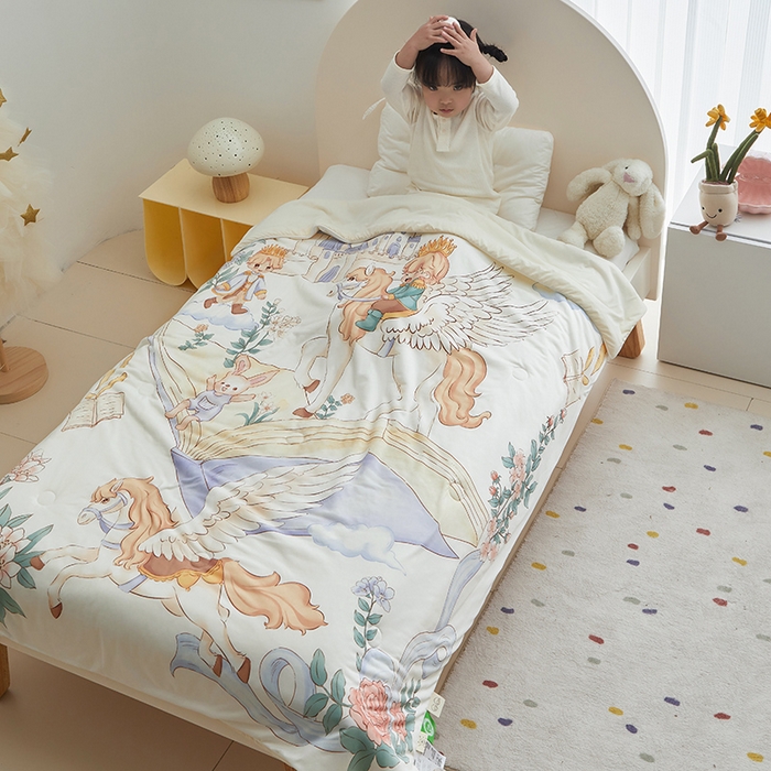 91家纺网 家纺一手货源 找家纺 荷马之梦 2025新款A类原创手绘风针织棉凉感大豆儿童夏被 飞马小王子