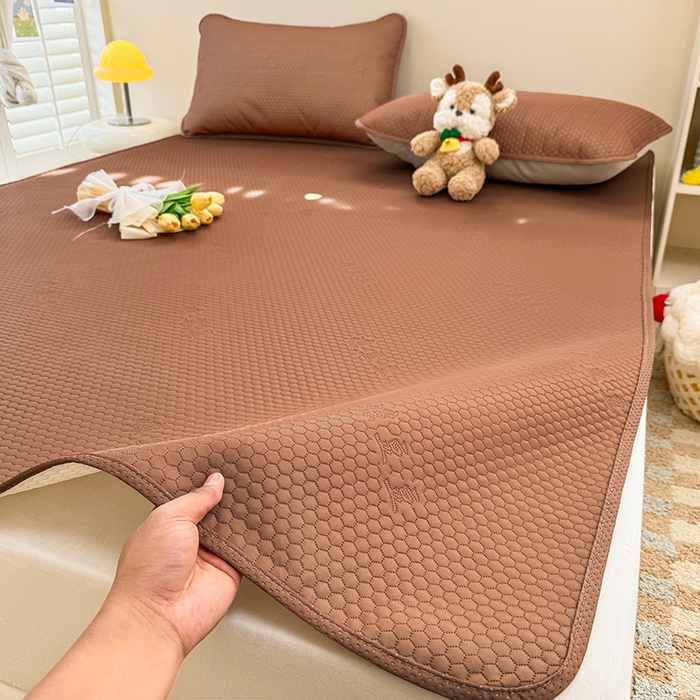 91家纺网 家纺一手货源 找家纺 阿亮家居 2025新款凉席凉豆豆单包边可水席单凉席三件套冰豆豆席 小米粒气质咖床席款