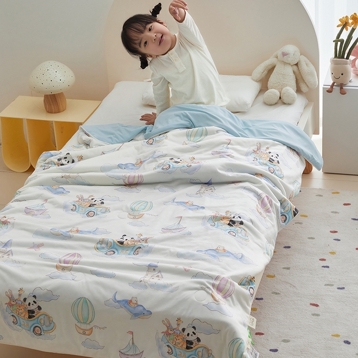 91家纺网 家纺一手货源 找家纺 荷马之梦 2025新款A类原创手绘风针织棉凉感大豆儿童夏被 跑跑小熊猫B