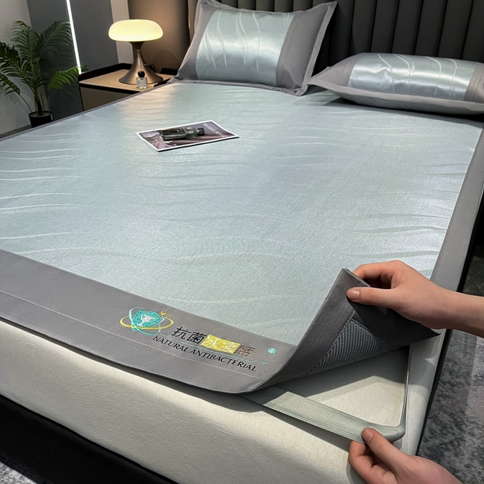 91家纺网 家纺一手货源 找家纺 阿亮家居 2025新款凉席冰丝席三明治宽包边刺绣款粗冰丝凉席 柔美-灰