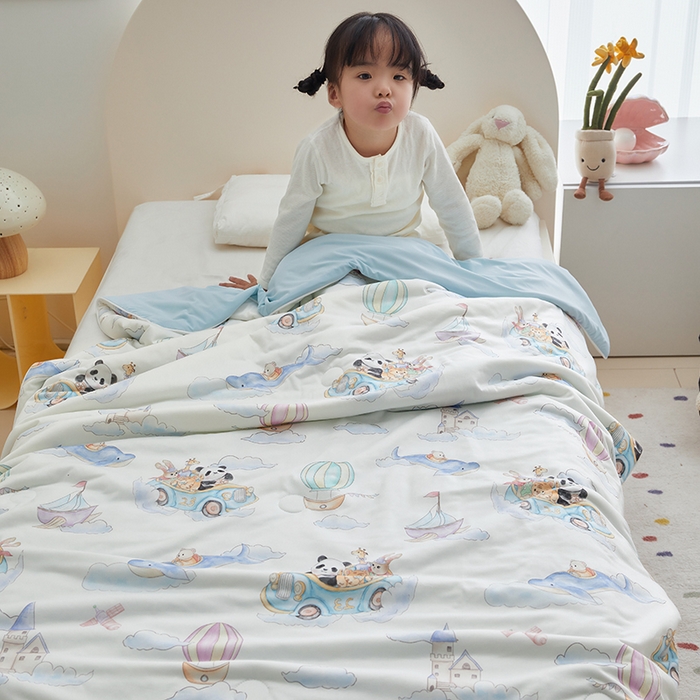 91家纺网 家纺一手货源 找家纺 荷马之梦 2025新款A类原创手绘风针织棉凉感大豆儿童夏被 跑跑小熊猫B