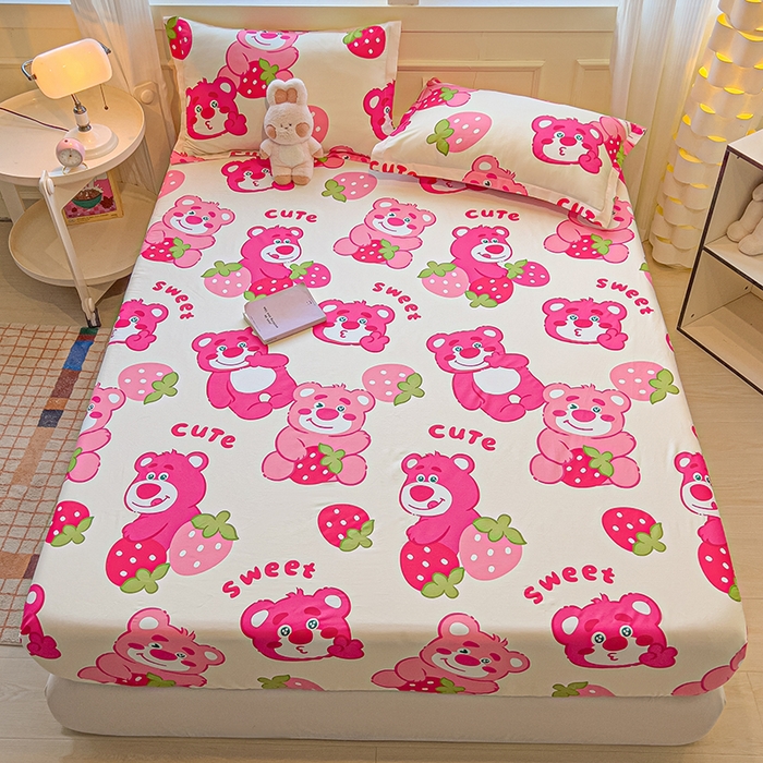 91家纺网 家纺一手货源 找家纺 拾物记 2025新款A类无荧光全喷气全棉12868单床笠 草莓堆堆熊