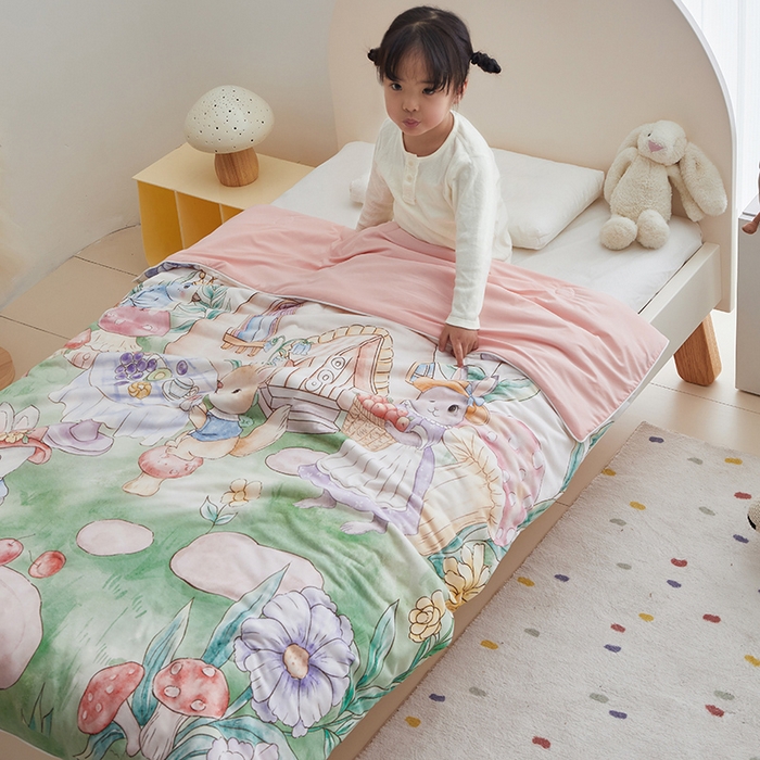 91家纺网 家纺一手货源 找家纺 荷马之梦 2025新款A类原创手绘风针织棉凉感大豆儿童夏被 蘑菇下午茶