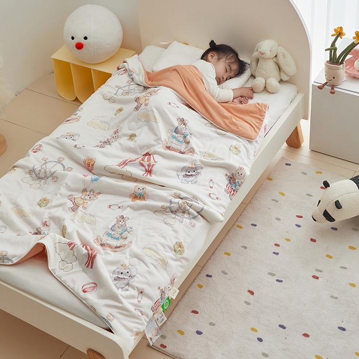 91家纺网 家纺一手货源 找家纺 荷马之梦 2025新款A类原创手绘风针织棉凉感大豆儿童夏被 马戏团B