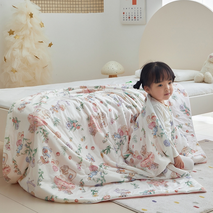 91家纺网 家纺一手货源 找家纺 荷马之梦 2025新款A类原创手绘风针织棉凉感大豆儿童夏被 蘑菇下午茶B