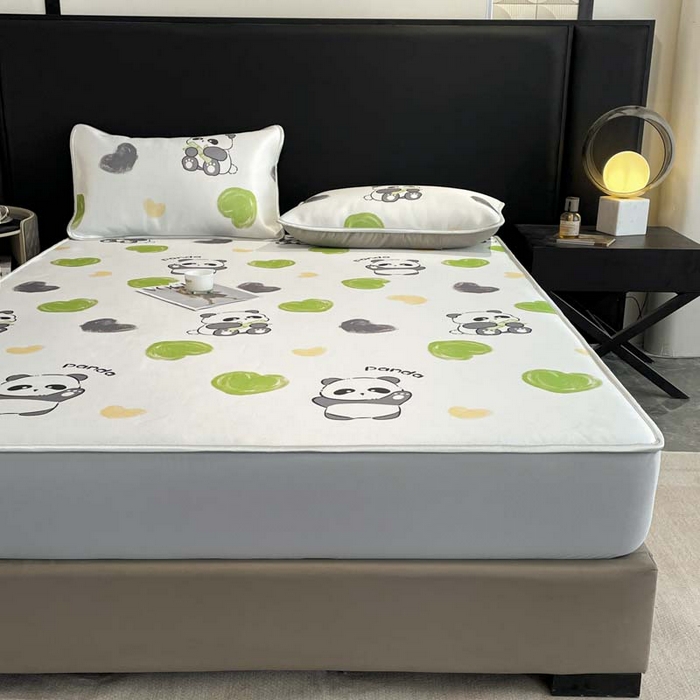 91家纺网 家纺一手货源 找家纺 2025新款印花冰丝凉席反面无纺布 冰丝-床笠款-小熊猫