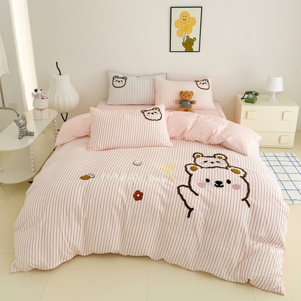 91家纺网 家纺一手货源 找家纺 （总）闲鱼家纺 2025新款时尚亲肤贴布绣毛巾绣条纹四件套-萌趣小熊