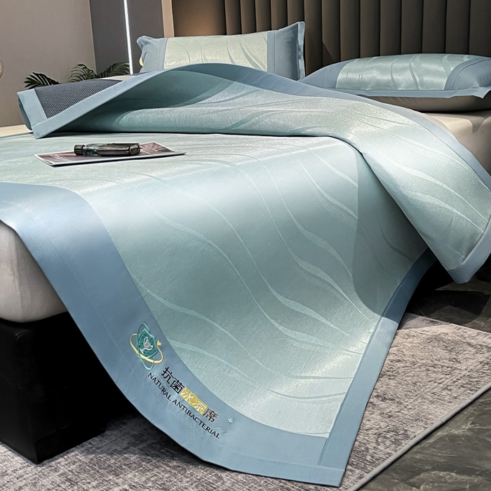 91家纺网 家纺一手货源 找家纺 阿亮家居 2025新款凉席冰丝席三明治宽包边刺绣款粗冰丝凉席 柔美-蓝