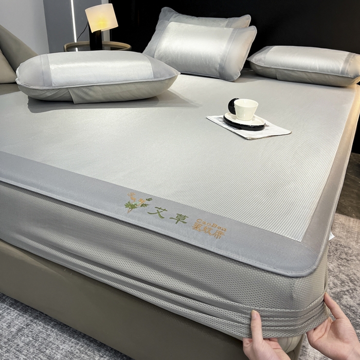 91家纺网 家纺一手货源 找家纺 阿亮家居 2025新款刺绣可水洗碳光冰丝席宽包边无纺布冰丝席艾香系列 艾草千鸟格床笠款灰色