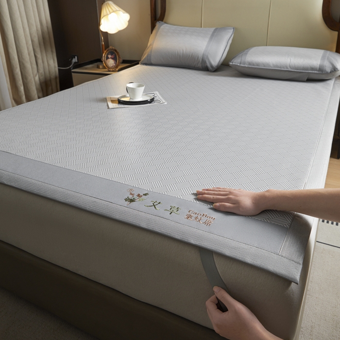 91家纺网 家纺一手货源 找家纺 阿亮家居 2025新款刺绣可水洗碳光冰丝席宽包边无纺布冰丝席艾香系列 艾香冰丝席饼干-灰