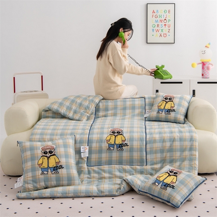 91家纺网 家纺一手货源 找家纺 （总）吉利家居 2025新款全棉纯棉多功能抱枕被--酷酷熊