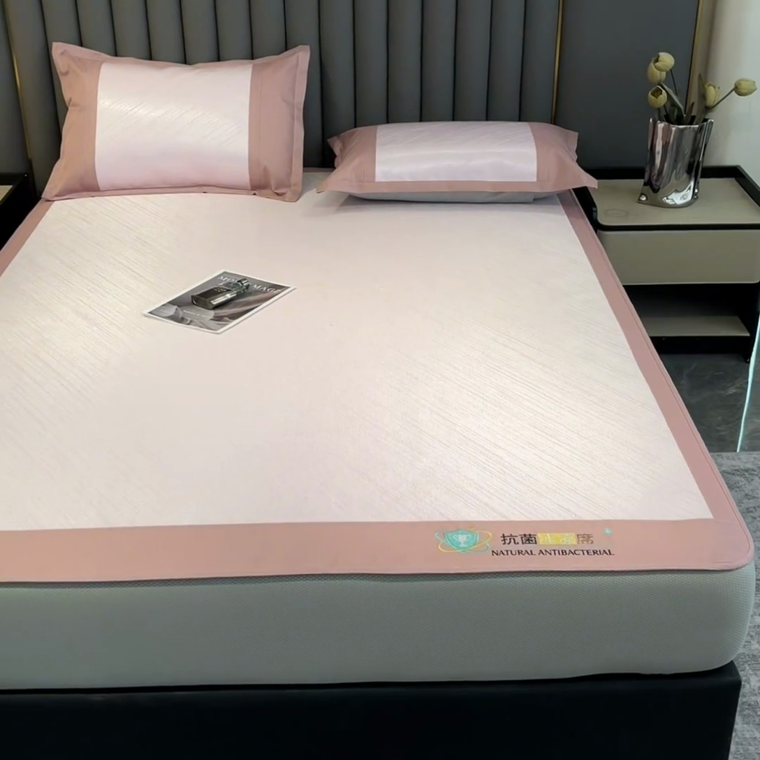 91家纺网 家纺一手货源 找家纺 阿亮家居 2025新款凉席冰丝席三明治宽包边刺绣款粗冰丝凉席 流星雨-粉