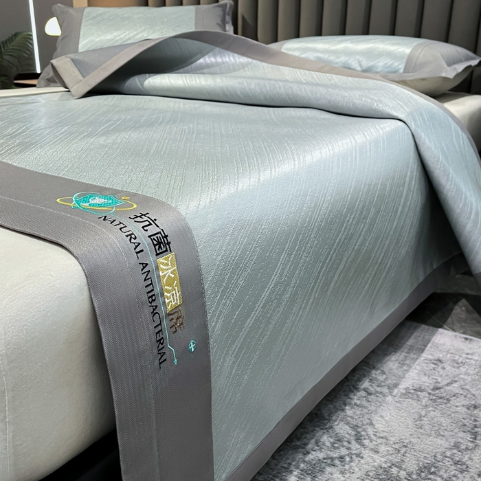 91家纺网 家纺一手货源 找家纺 阿亮家居 2025新款凉席冰丝席三明治宽包边刺绣款粗冰丝凉席 流星雨-灰