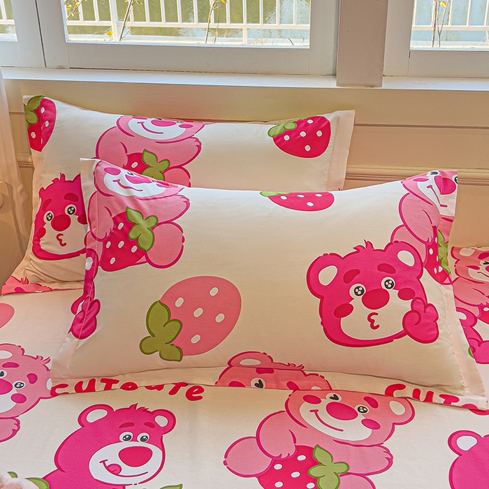 91家纺网 家纺一手货源 找家纺 拾物记 2025新款A类无荧光全喷气全棉12868单枕套 草莓堆堆熊