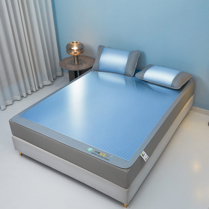 91家纺网 家纺一手货源 找家纺 阿亮家居 2025新款凉席抗菌三明治可水洗碳光冰丝席宽边刺绣冰丝席 素夏 静谧蓝-床笠款