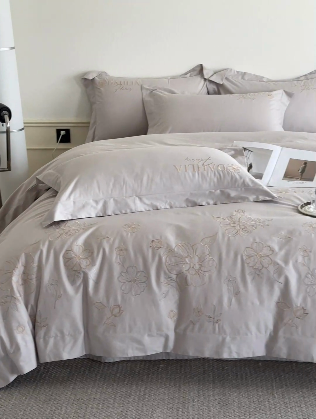 91家纺网 家纺一手货源 找家纺 金牛座家纺 2025新款新疆长绒棉全棉刺绣四件套-花黛系列【配高档礼盒】 花黛-浅灰