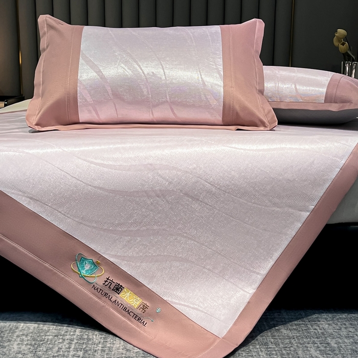 91家纺网 家纺一手货源 找家纺 阿亮家居 2025新款凉席冰丝席三明治宽包边刺绣款粗冰丝凉席 柔美-粉