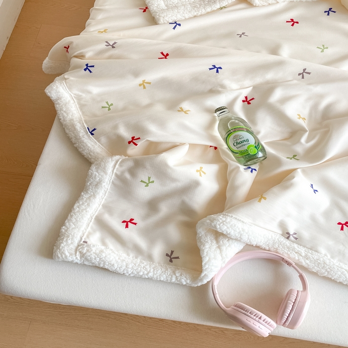 91家纺网 家纺一手货源 找家纺 857家居 2025新款双层针织纱羊羔绒毛毯 甜蜜结缘