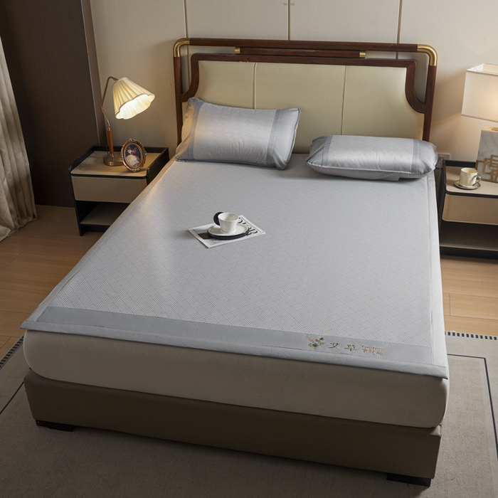 91家纺网 家纺一手货源 找家纺 阿亮家居 2025新款刺绣可水洗碳光冰丝席宽包边无纺布冰丝席艾香系列 艾香冰丝席饼干-灰