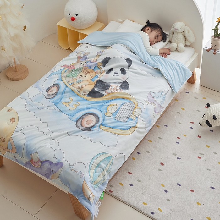 91家纺网 家纺一手货源 找家纺 荷马之梦 2025新款A类原创手绘风针织棉凉感大豆儿童夏被 跑跑小熊猫