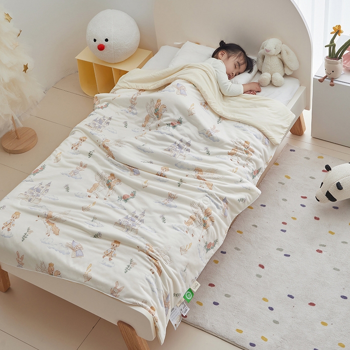 91家纺网 家纺一手货源 找家纺 荷马之梦 2025新款A类原创手绘风针织棉凉感大豆儿童夏被 飞马小王子B