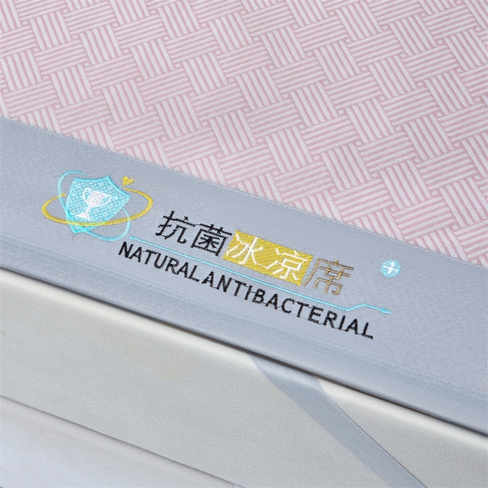 91家纺网 家纺一手货源 找家纺 阿亮家居 2025新款凉席抗菌三明治可水洗碳光冰丝席宽边刺绣冰丝席 思绪 树莓粉-床席款