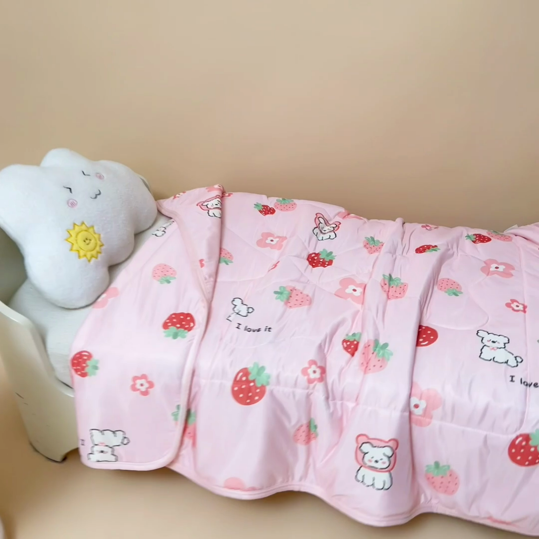 91家纺网 家纺一手货源 找家纺 鱼宝2025新款凉感丝夏被夏凉被空调被 甜甜草莓