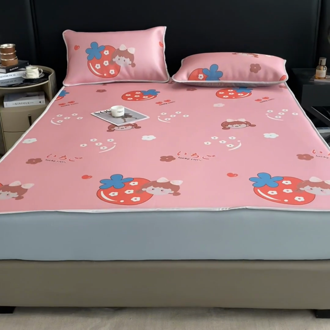 91家纺网 家纺一手货源 找家纺 2025新款印花冰丝凉席反面无纺布 冰丝-床笠款-草莓