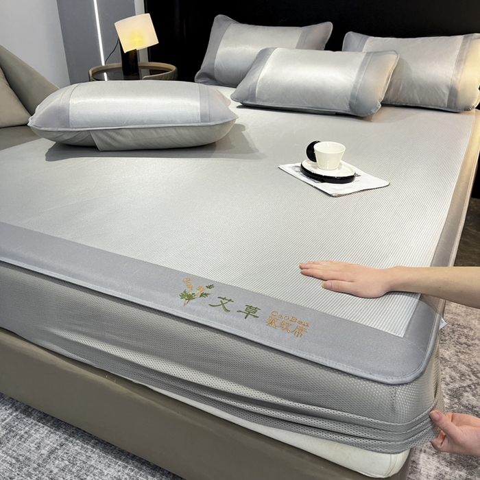 91家纺网 家纺一手货源 找家纺 阿亮家居 2025新款刺绣可水洗碳光冰丝席宽包边无纺布冰丝席艾香系列 艾草千鸟格床笠款灰色