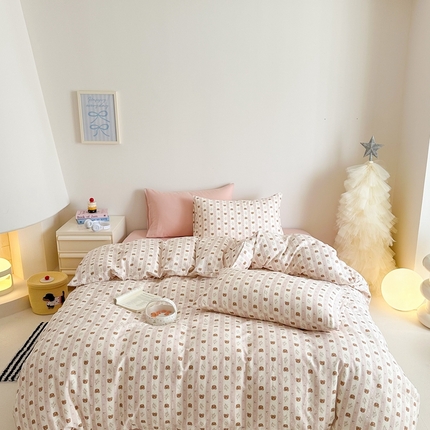 91家纺网 家纺一手货源 找家纺 桃喜 2025新款春夏双层纱卡通系列四件套 条纹小熊粉