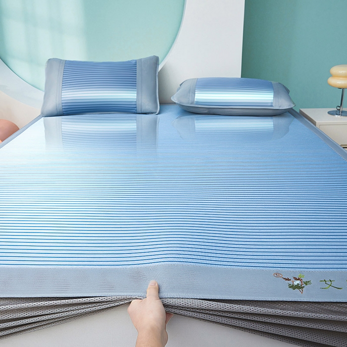 91家纺网 家纺一手货源 找家纺 阿亮家居 2025新款凉席三明治刺绣可水洗碳光冰丝席宽包边艾香系列 艾香冰丝床笠条纹-静谧蓝